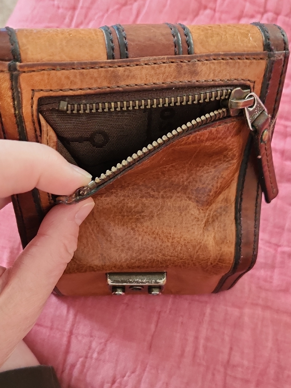 Vintage Classic Fossil Women's Tan & Brown Leather Compact Wallet - Picture 8 of 13